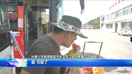 免费给高温工作者吃瓜,免费瓜果助力高温工作者降温解暑